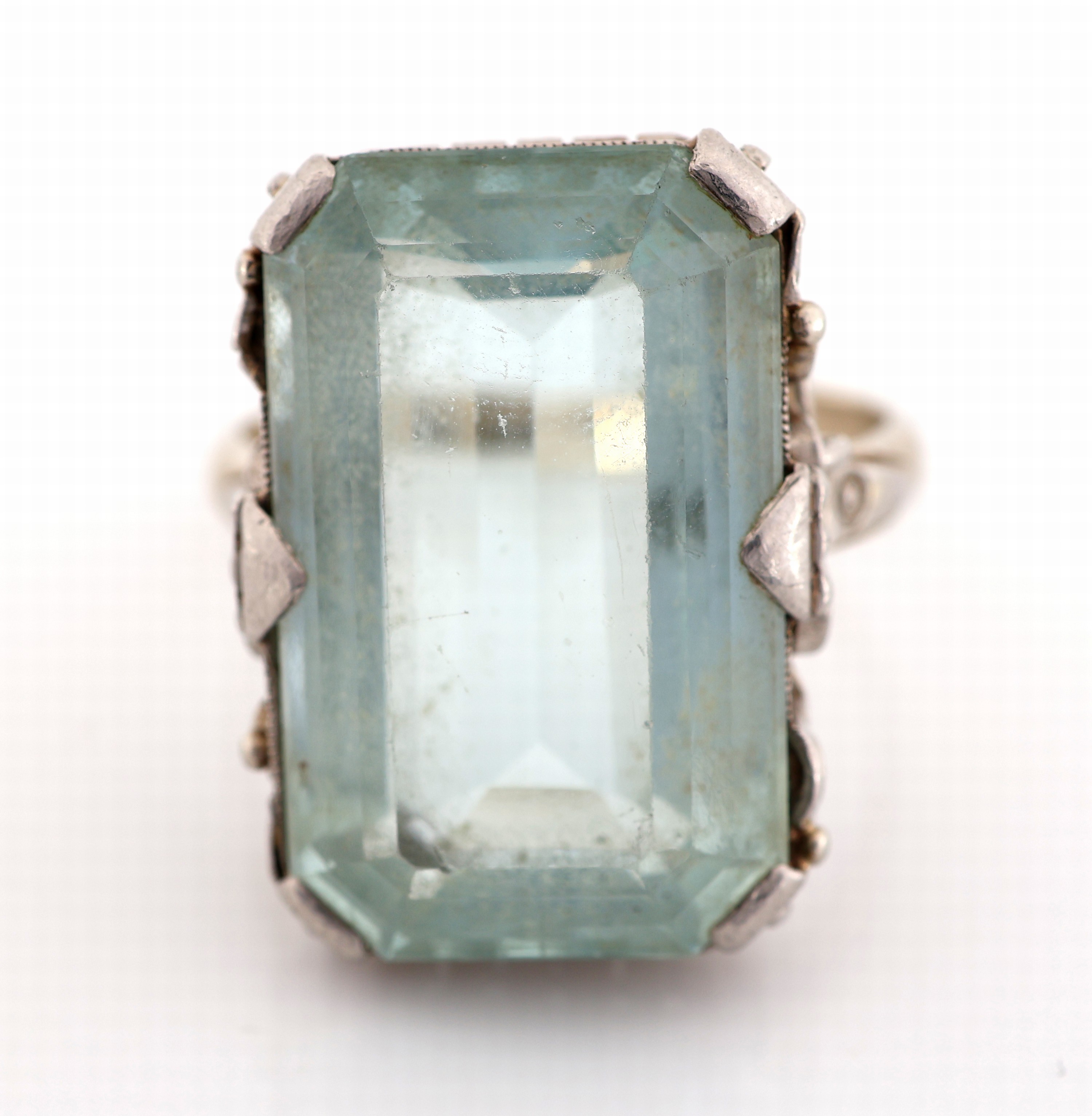 Detail b: 14 kt Gold Aquamarin-Ring, 1940er-50er Jahre, WG 585/000 gepr., Aquamarin im Treppenschliff ca. 17.00 ct, abstrakte Unterkaderung, RW 59, ca. 10.5 g