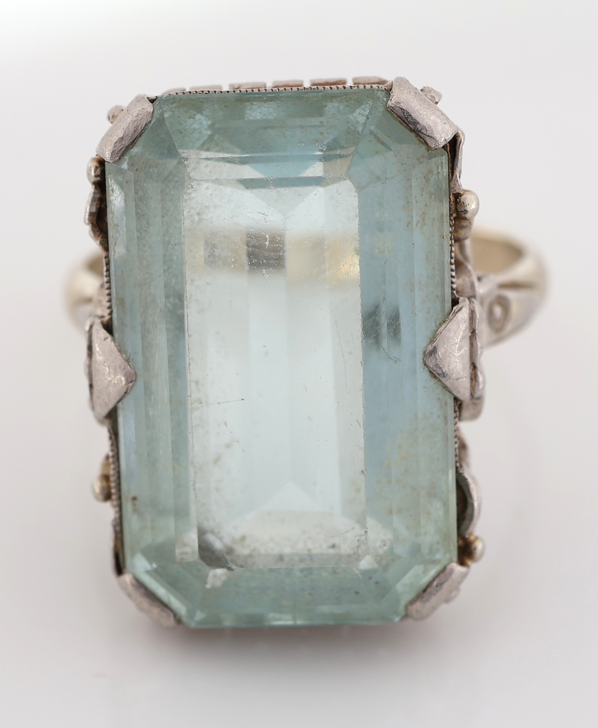 Detail c: 14 kt Gold Aquamarin-Ring, 1940er-50er Jahre, WG 585/000 gepr., Aquamarin im Treppenschliff ca. 17.00 ct, abstrakte Unterkaderung, RW 59, ca. 10.5 g