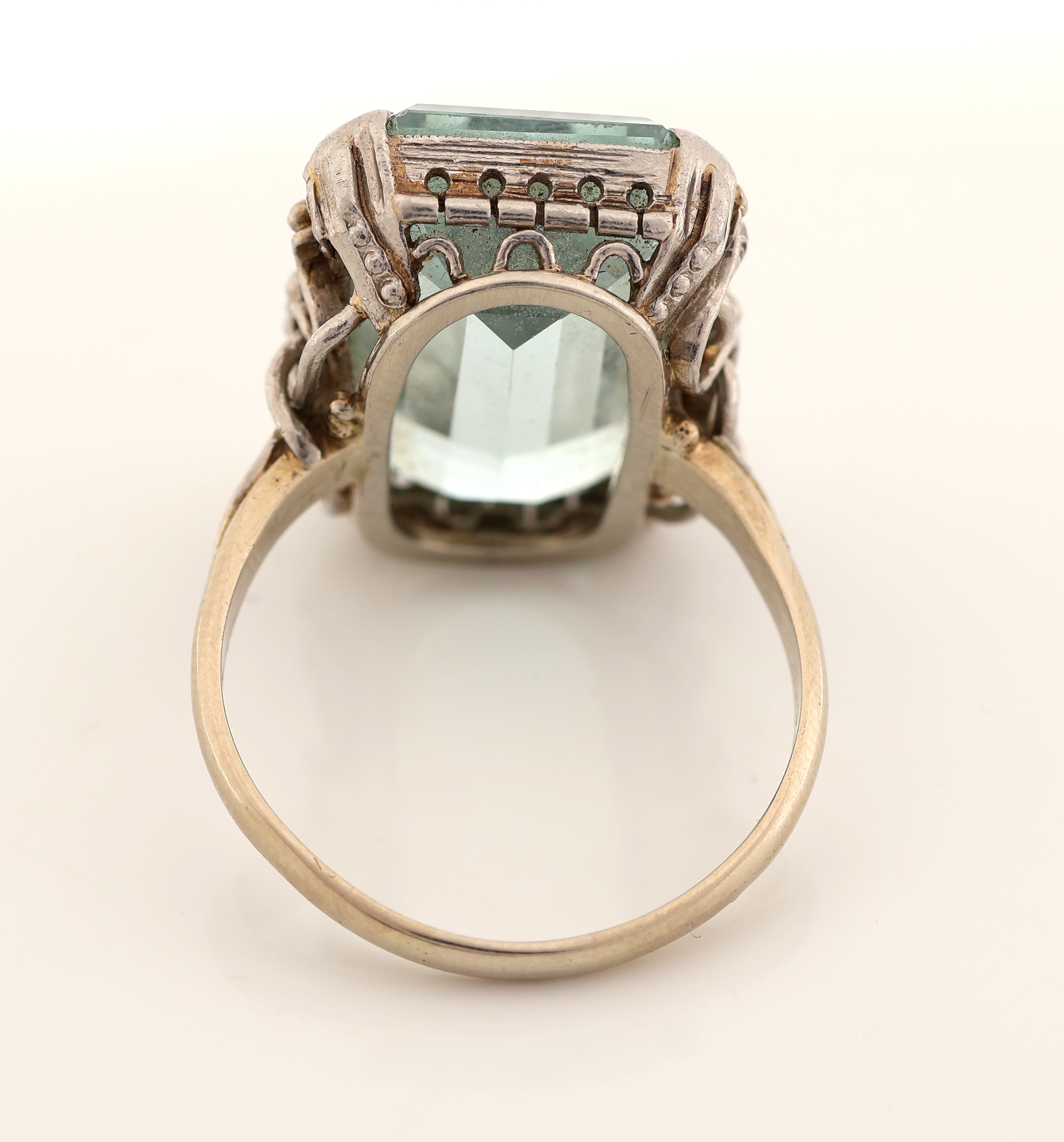 Detail d: 14 kt Gold Aquamarin-Ring, 1940er-50er Jahre, WG 585/000 gepr., Aquamarin im Treppenschliff ca. 17.00 ct, abstrakte Unterkaderung, RW 59, ca. 10.5 g