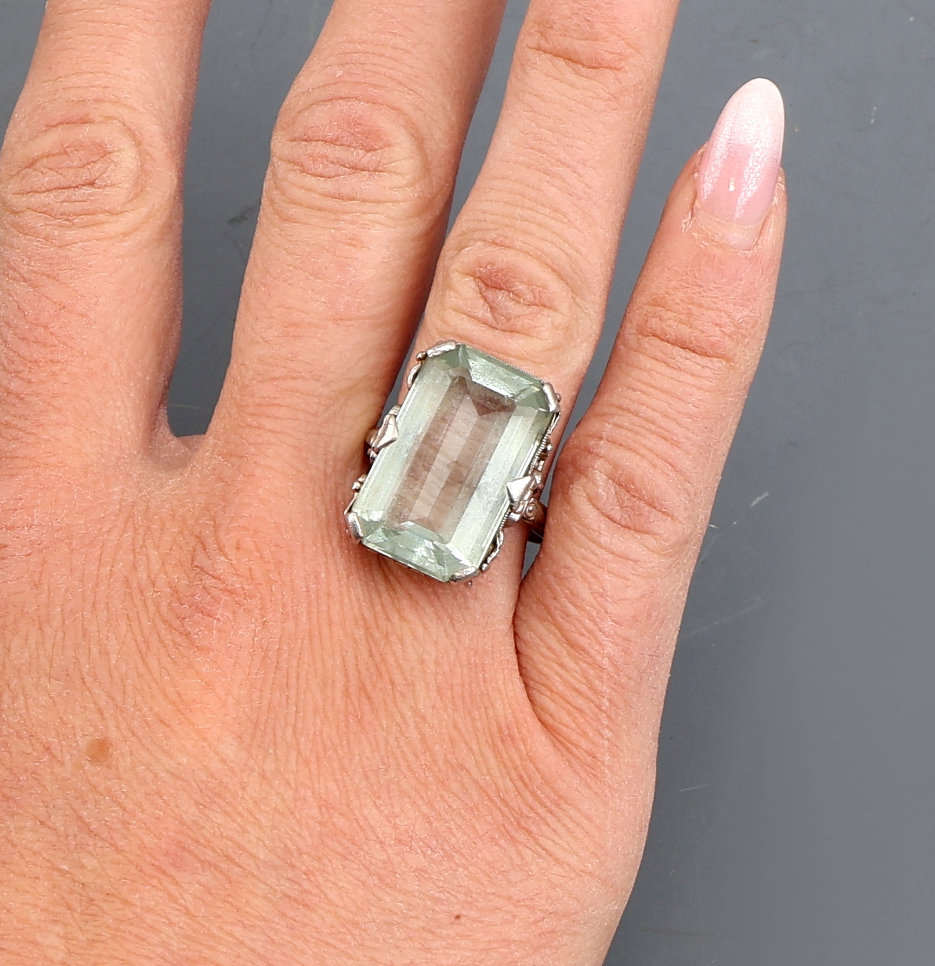 Detail f: 14 kt Gold Aquamarin-Ring, 1940er-50er Jahre, WG 585/000 gepr., Aquamarin im Treppenschliff ca. 17.00 ct, abstrakte Unterkaderung, RW 59, ca. 10.5 g