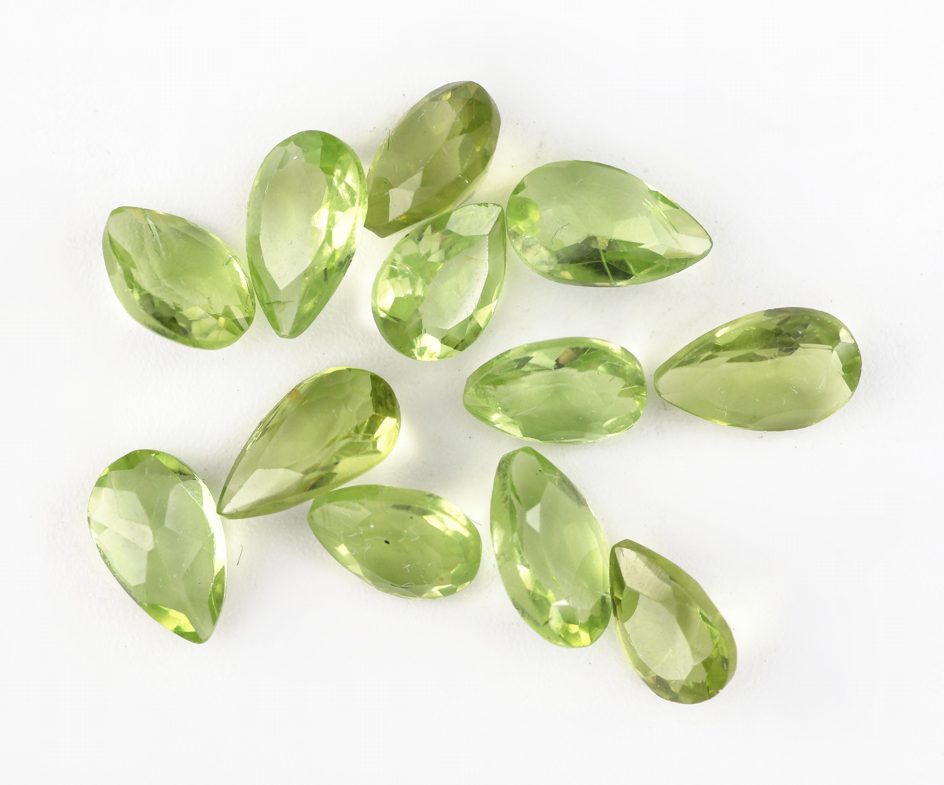 Image 27060946 - Lot 12 lose facett. Peridots zus. ca. 9.20 ct,in versch. Größen, Formen und Farbnuancen ...