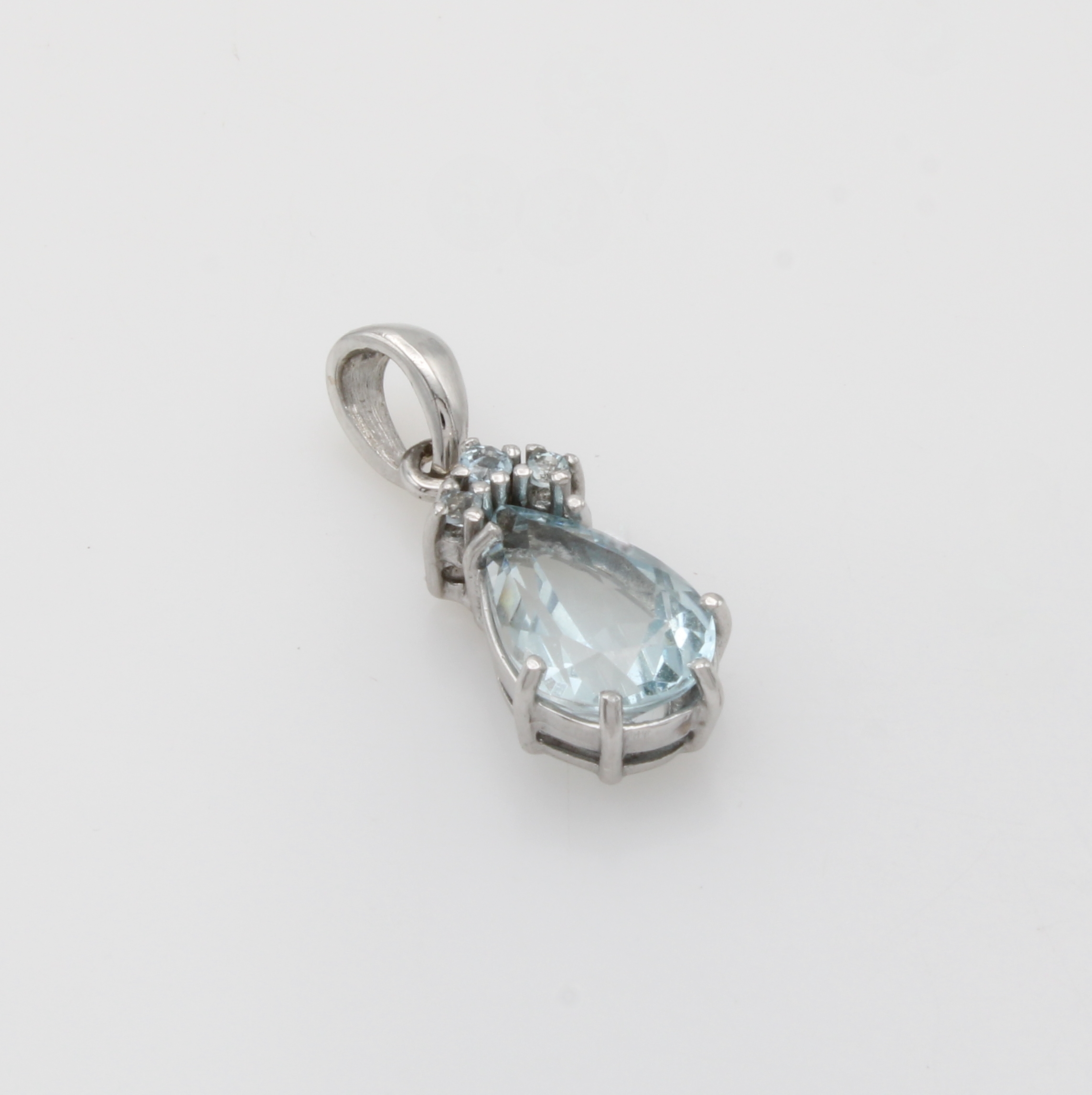 Image 27060947 - Anhänger mit Aquamarinen, WG 585/000, 3 runde und 1 tropfenförmiger Aquamarin in ...