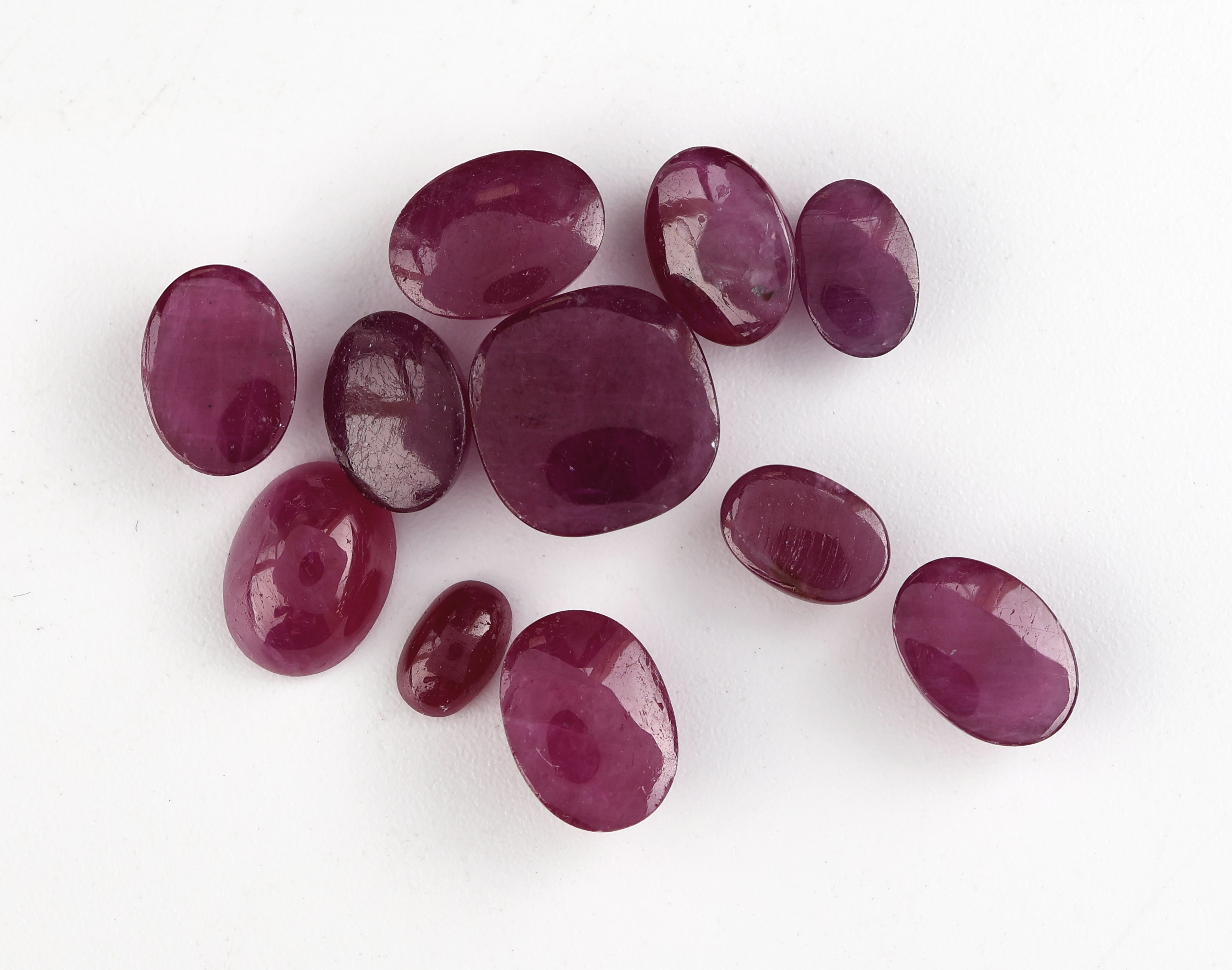 Detail a: Lot 11 lose Rubincabochons zus. ca. 12.34 ct, in versch. Größen, Formen und Farbnuancen