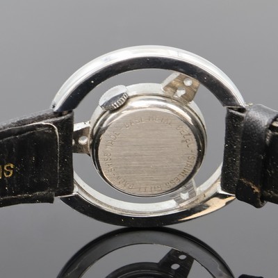 27060918d - 2 Armbanduhren in Form eines Lenkrades, Schweiz 1960er Jahre, Handaufzug, verchromte ...