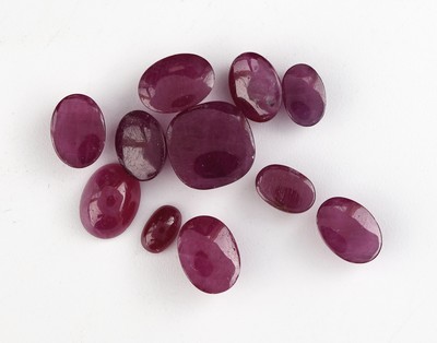 27060949a - Lot 11 lose Rubincabochons zus. ca. 12.34 ct, in versch. Größen, Formen und Farbnuancen ...