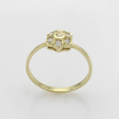 27060997a - Ring mit Brillanten, GG 585/000, Brill. in blütenförm Ringkopf gef. zus. ca. 0,15 ct ...