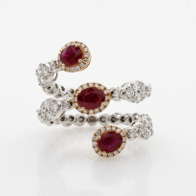 Image Spiralring mit Rubinen und Brillanten, WG/RG 750/000, 3 ovale Rubine zus. ca. 1.31 ct, ...