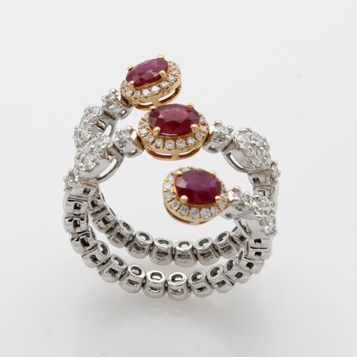 27060998a - Spiralring mit Rubinen und Brillanten, WG/RG 750/000, 3 ovale Rubine zus. ca. 1.31 ct, ...