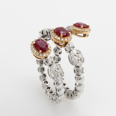 27060998b - Spiralring mit Rubinen und Brillanten, WG/RG 750/000, 3 ovale Rubine zus. ca. 1.31 ct, ...