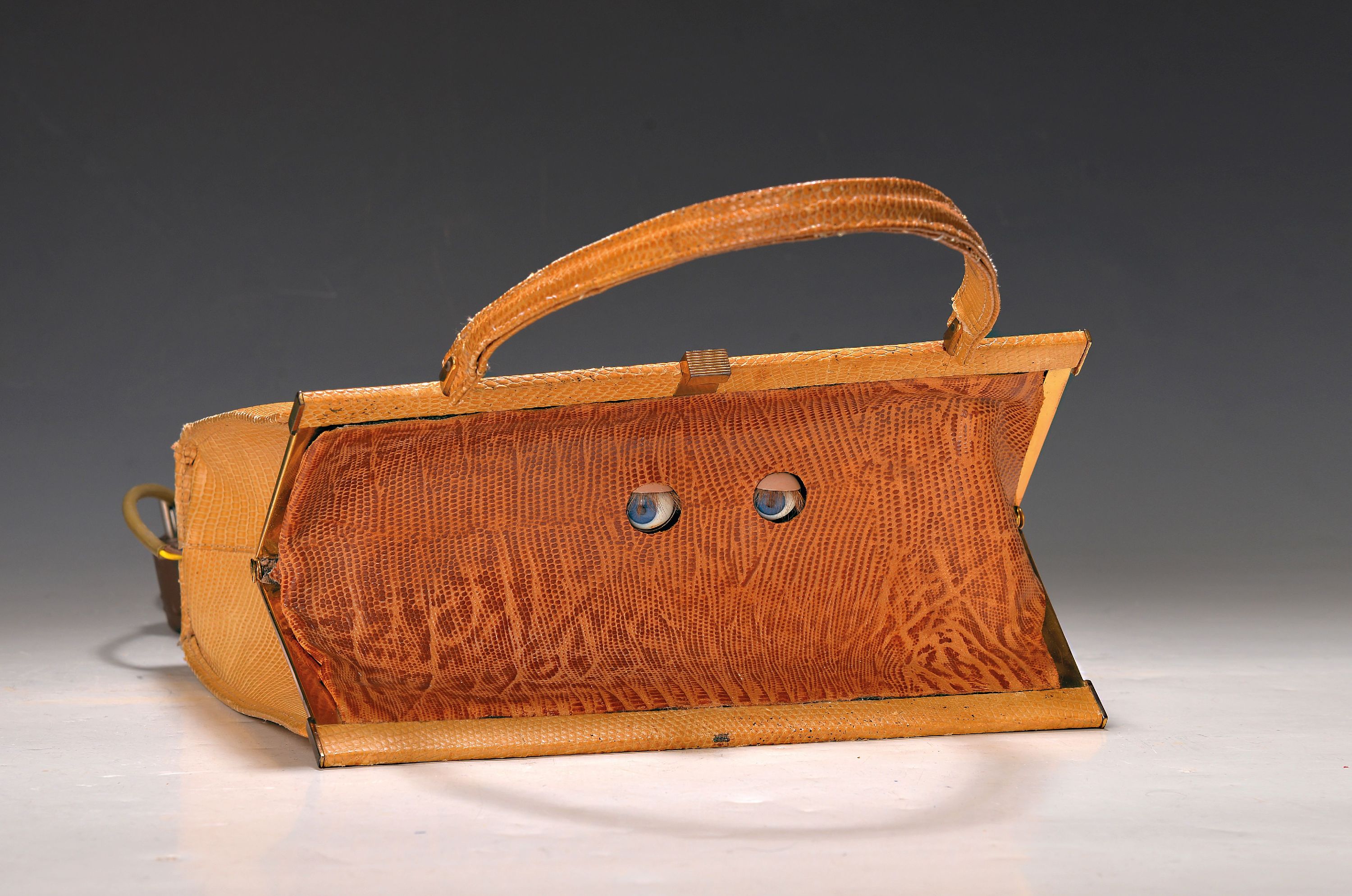 Detail k: Anja Luithle, geb. 1968 Offenbach am Main, Objekt, "Krokotasche", in Form einer Lederhandtasche mit Motor Mechanik, beweglicheAugen im ...