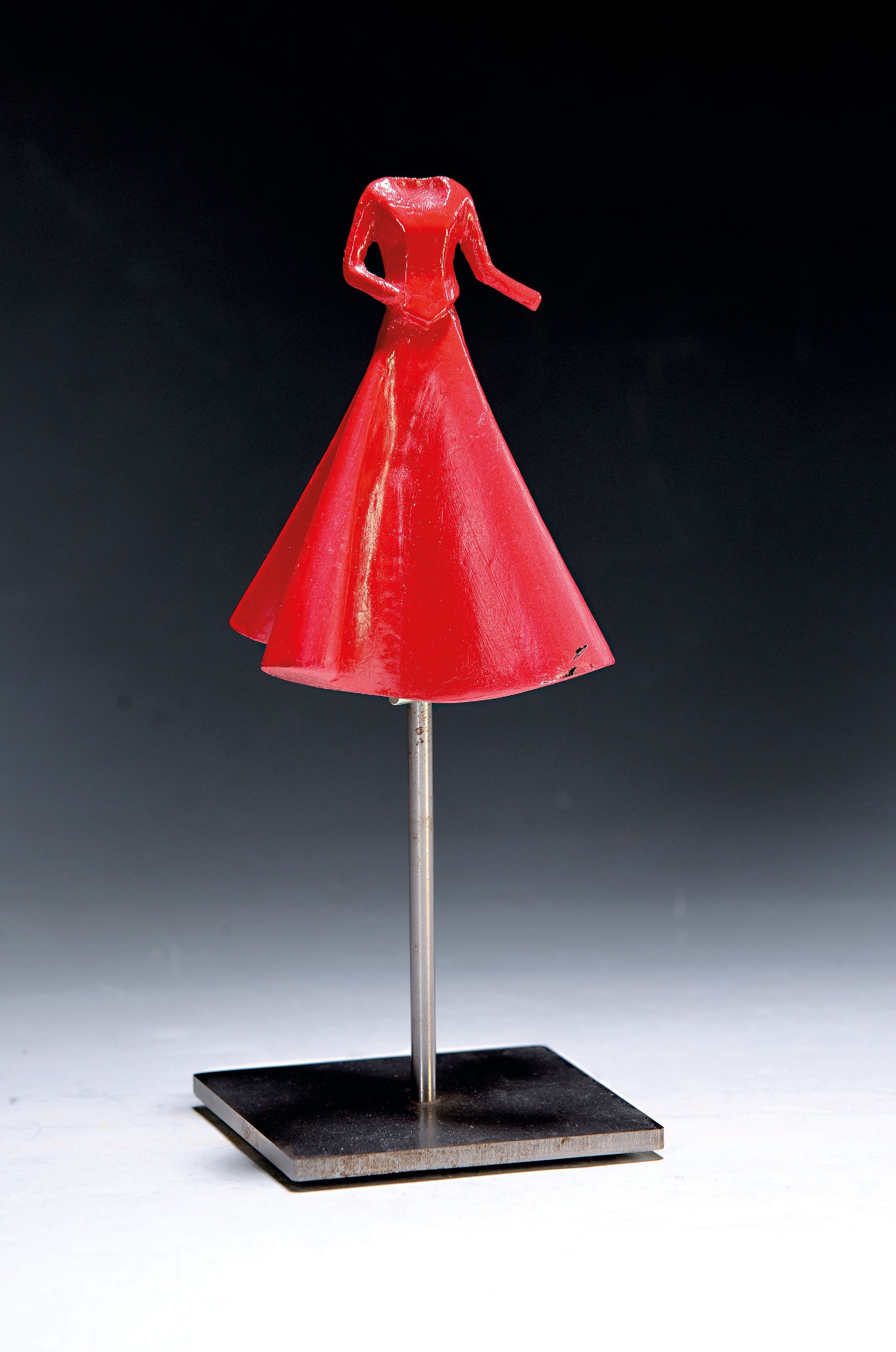 Image 27061023 - Anja Luithle, geb. 1868 Offenbach am Main, Kleidfigur, Wegweiserin 2009, PU-Guß, ...