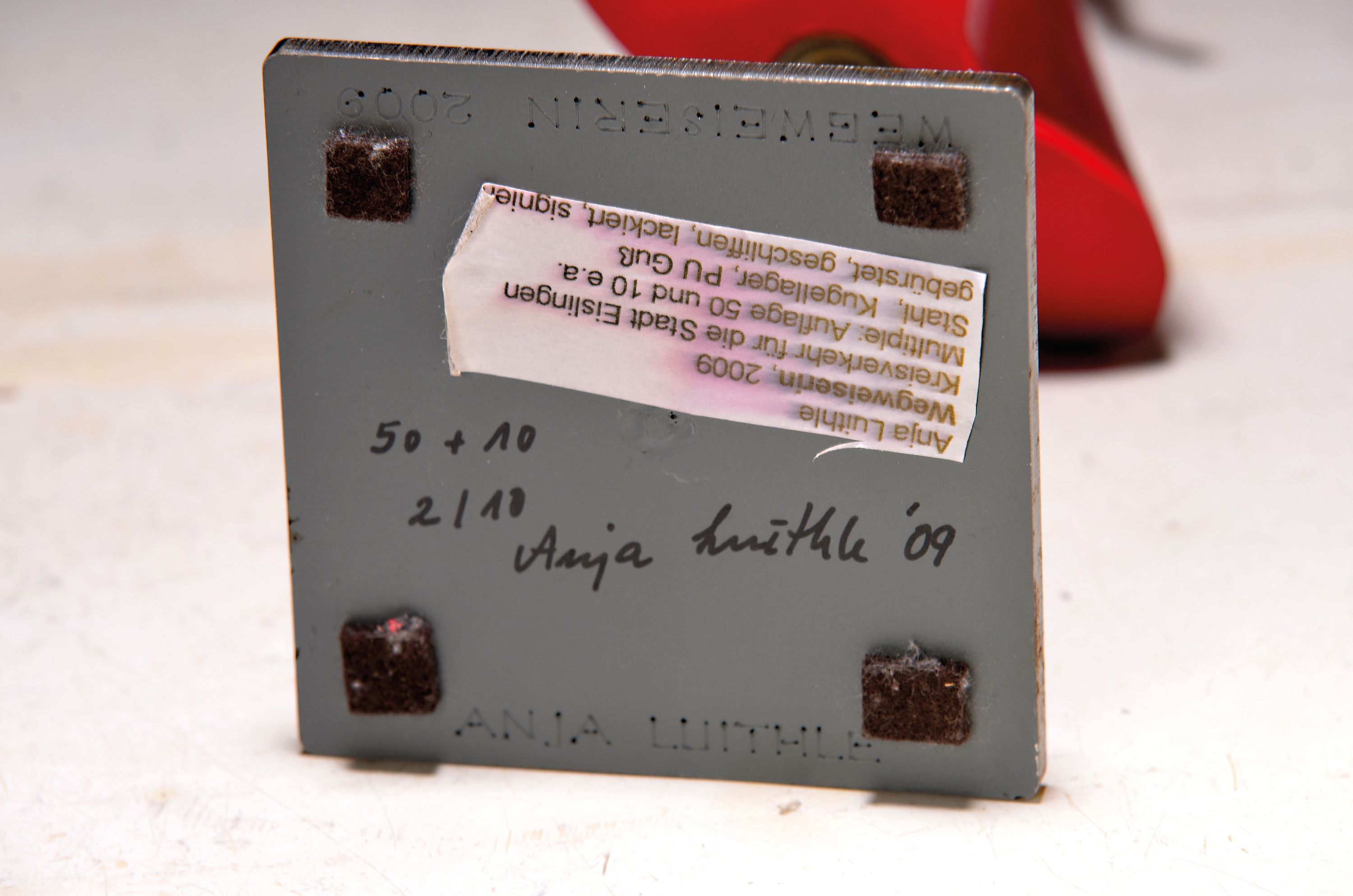 Detail a: Anja Luithle, geb. 1868 Offenbach am Main, Kleidfigur, Wegweiserin 2009, PU-Guß, Auflage 50 und 10 E.A., Stahlständer,drehbar, auf der Unterseite ...