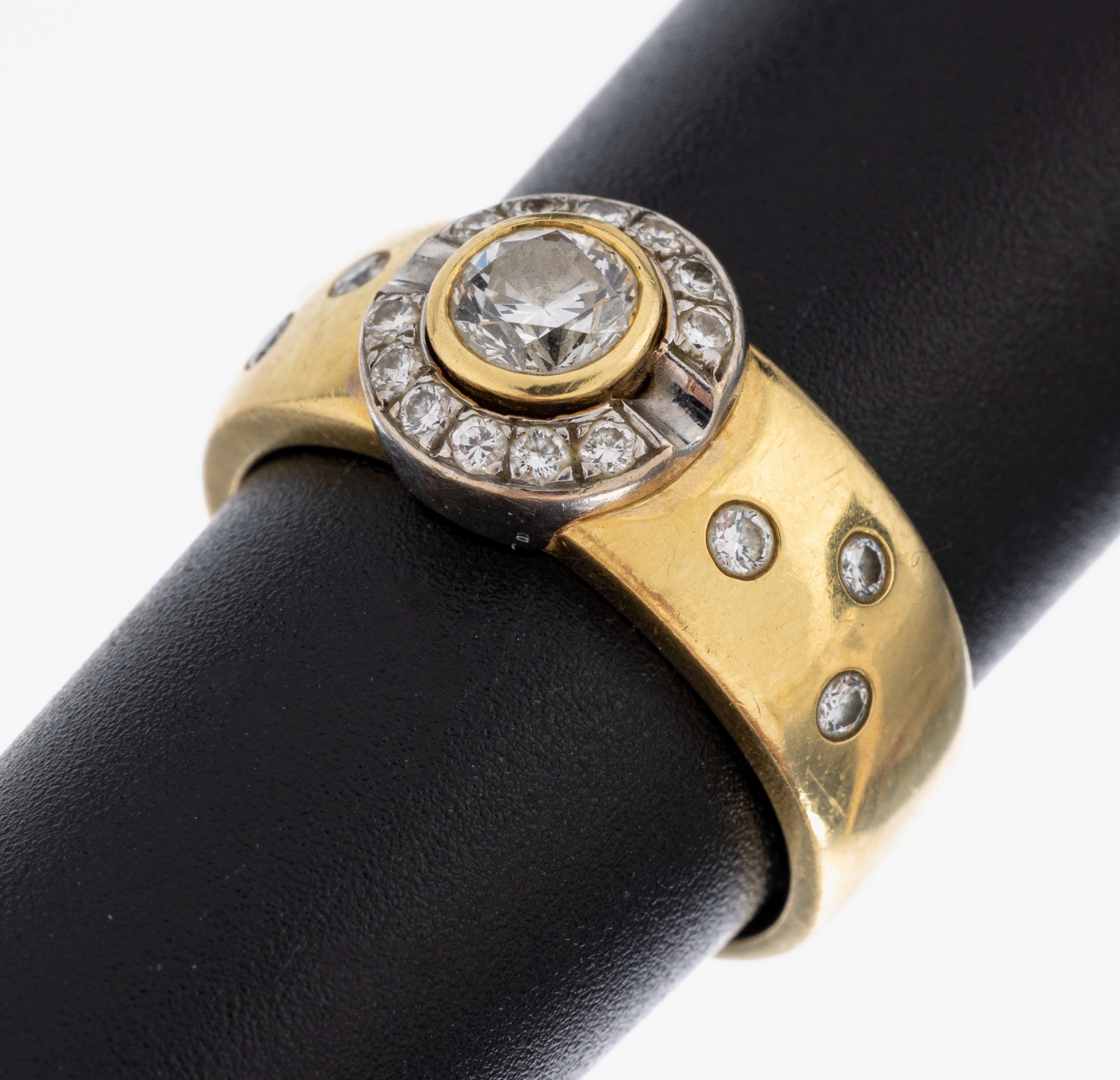 Image 27061026 - 18 kt Gold Brillant-Ring, GG/WG 750/000, mittig Brillant ca. 0.46 ct (grav.) Weiß/si, ...