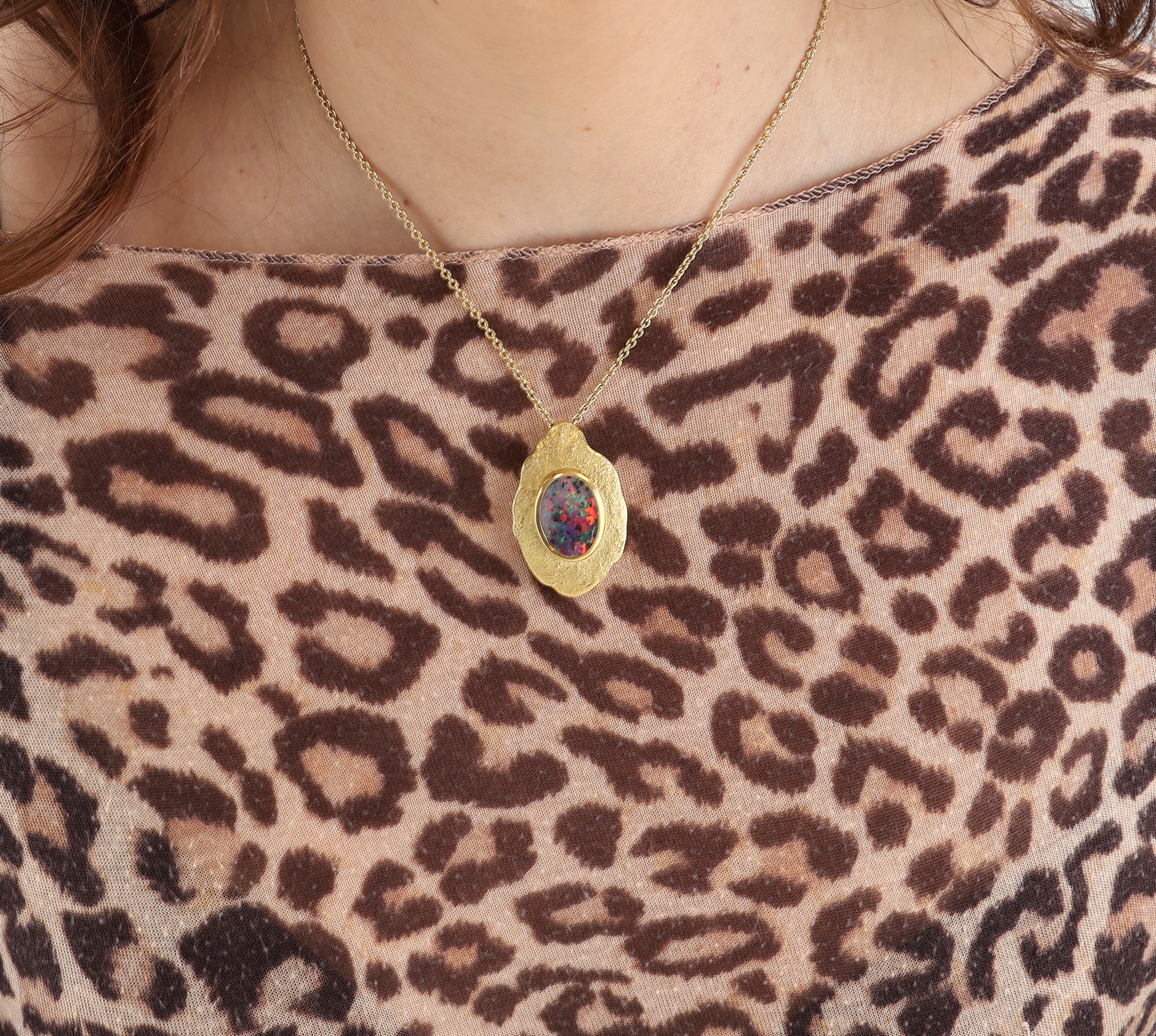 Detail a: 18 kt Gold Opal-Anhänger, GG 750/000, Oberfläche strukt., Boulderopal mit schönem Farbspiel in Blau, Grün und Rot, L. ca. 3.5 cm, an Kette, L. ...