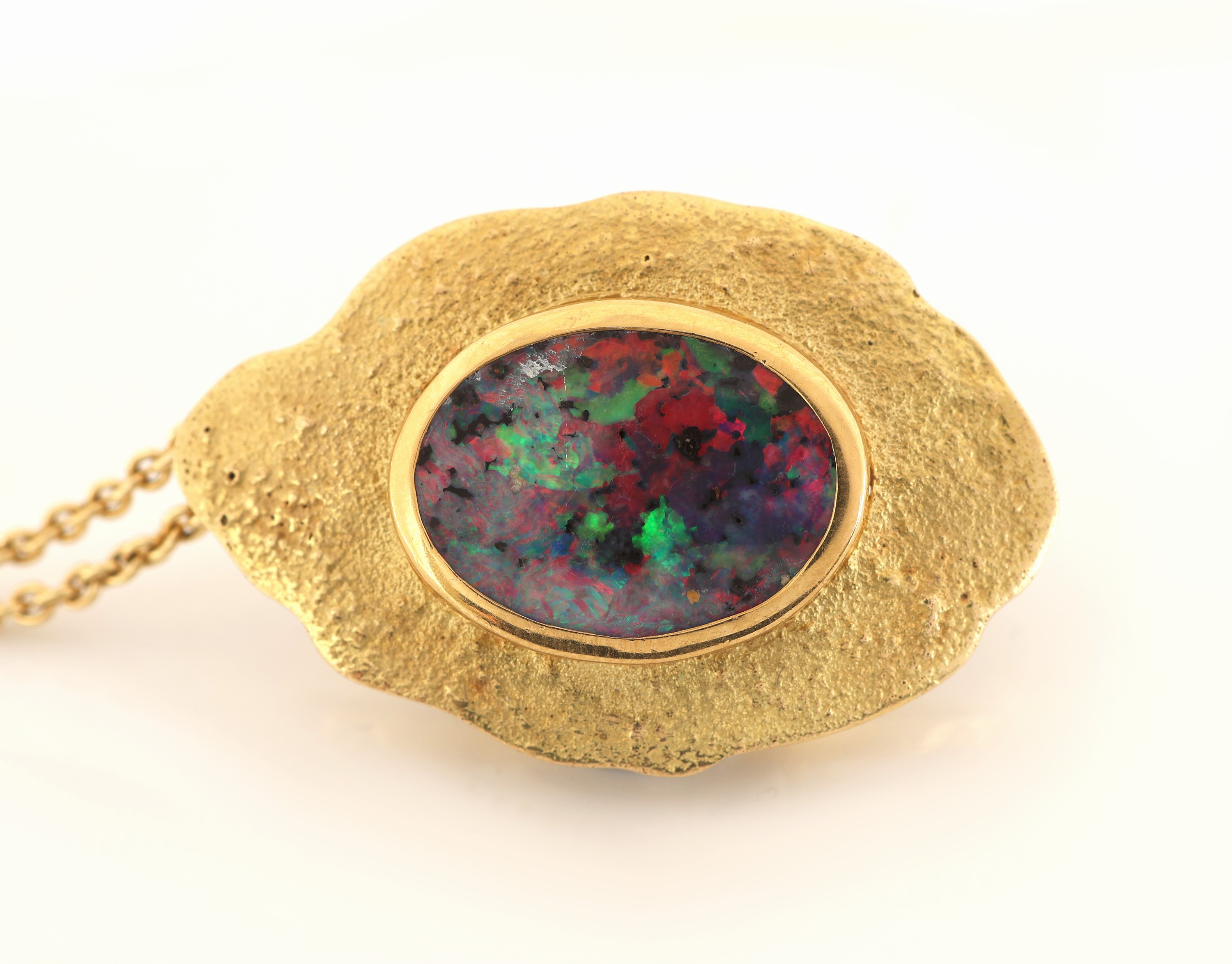 Detail b: 18 kt Gold Opal-Anhänger, GG 750/000, Oberfläche strukt., Boulderopal mit schönem Farbspiel in Blau, Grün und Rot, L. ca. 3.5 cm, an Kette, L. ...