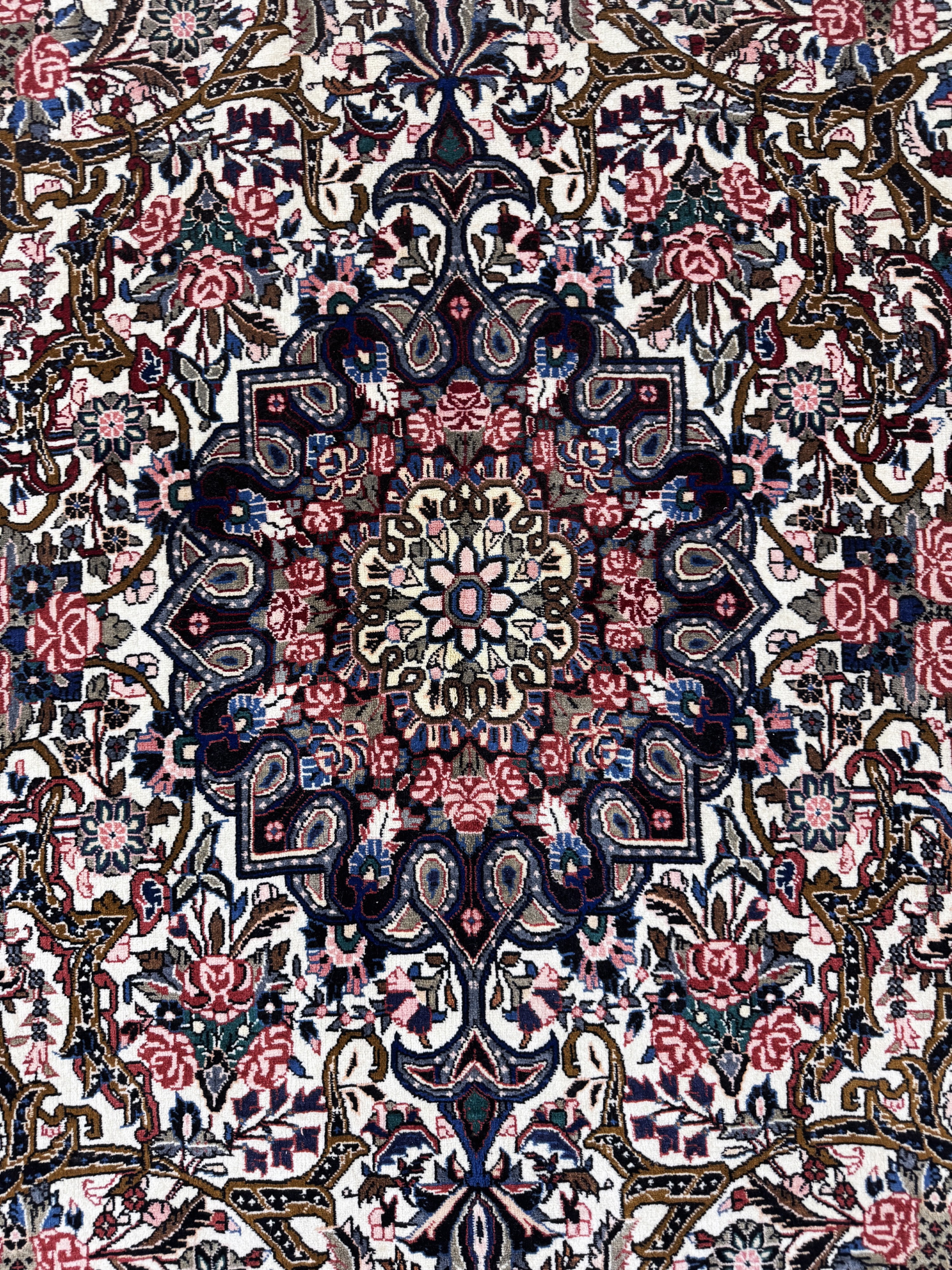 Detail c: Rosenbidjar Kork fein, Persien, Mitte 20.Jhd, Korkwolle auf Baumwolle, ca. 280 x 165cm, EHZ:(nahezu neuwertig)