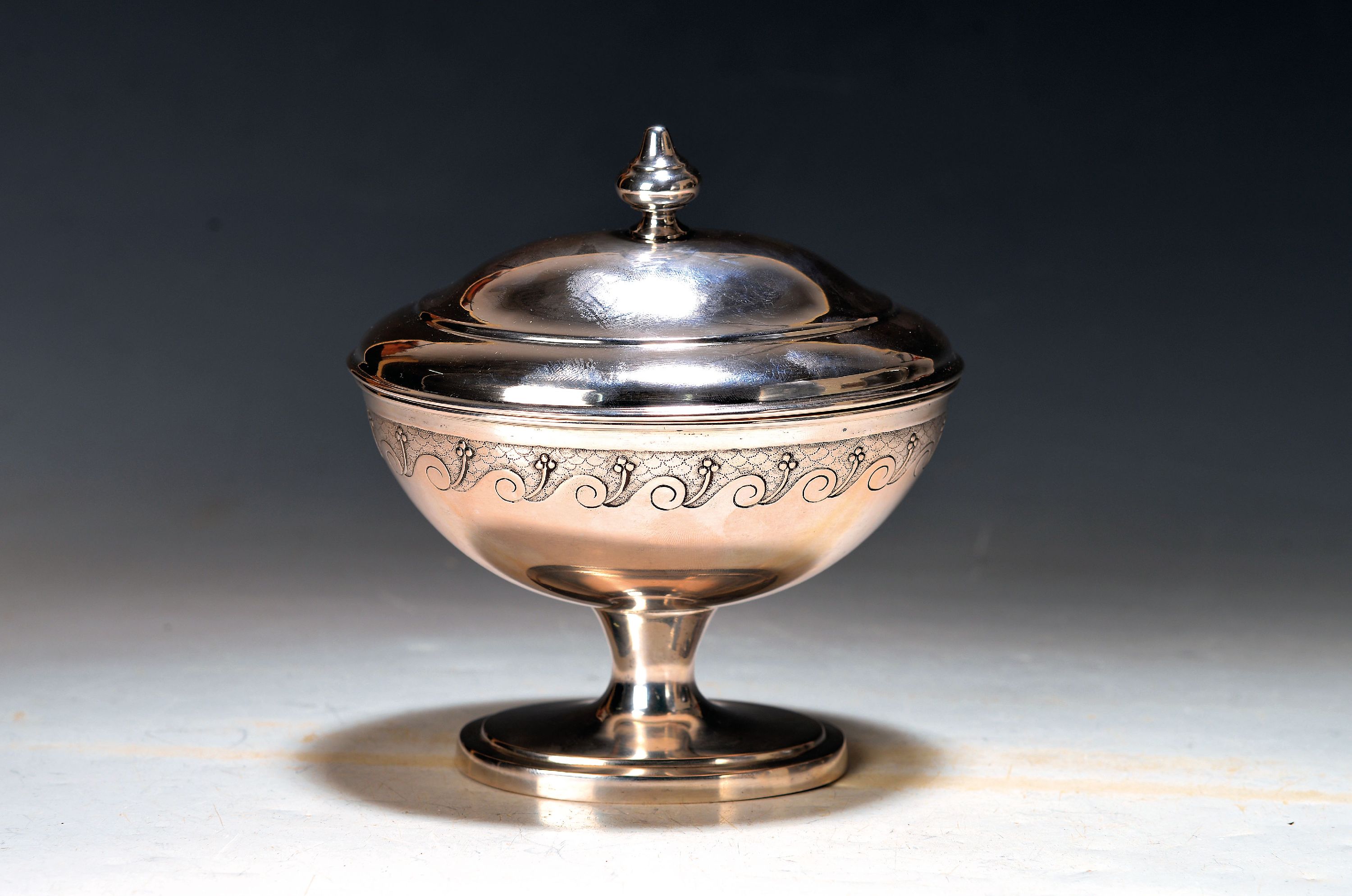 Image 27061068 - Klassizistische Deckelschale, wohl, Frankreich, um 1780, Tremoulierstich, gemarkt: ...