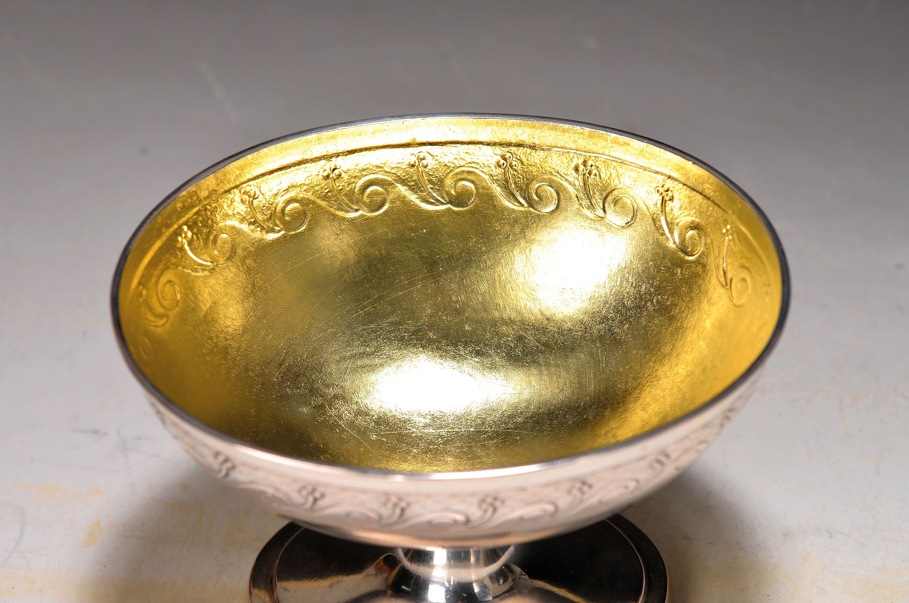 Detail a: Klassizistische Deckelschale, wohl, Frankreich, um 1780, Tremoulierstich, gemarkt: Einhorn und zerschlagene Marke auf dreifeldrigem Blatt, umlaufende ...