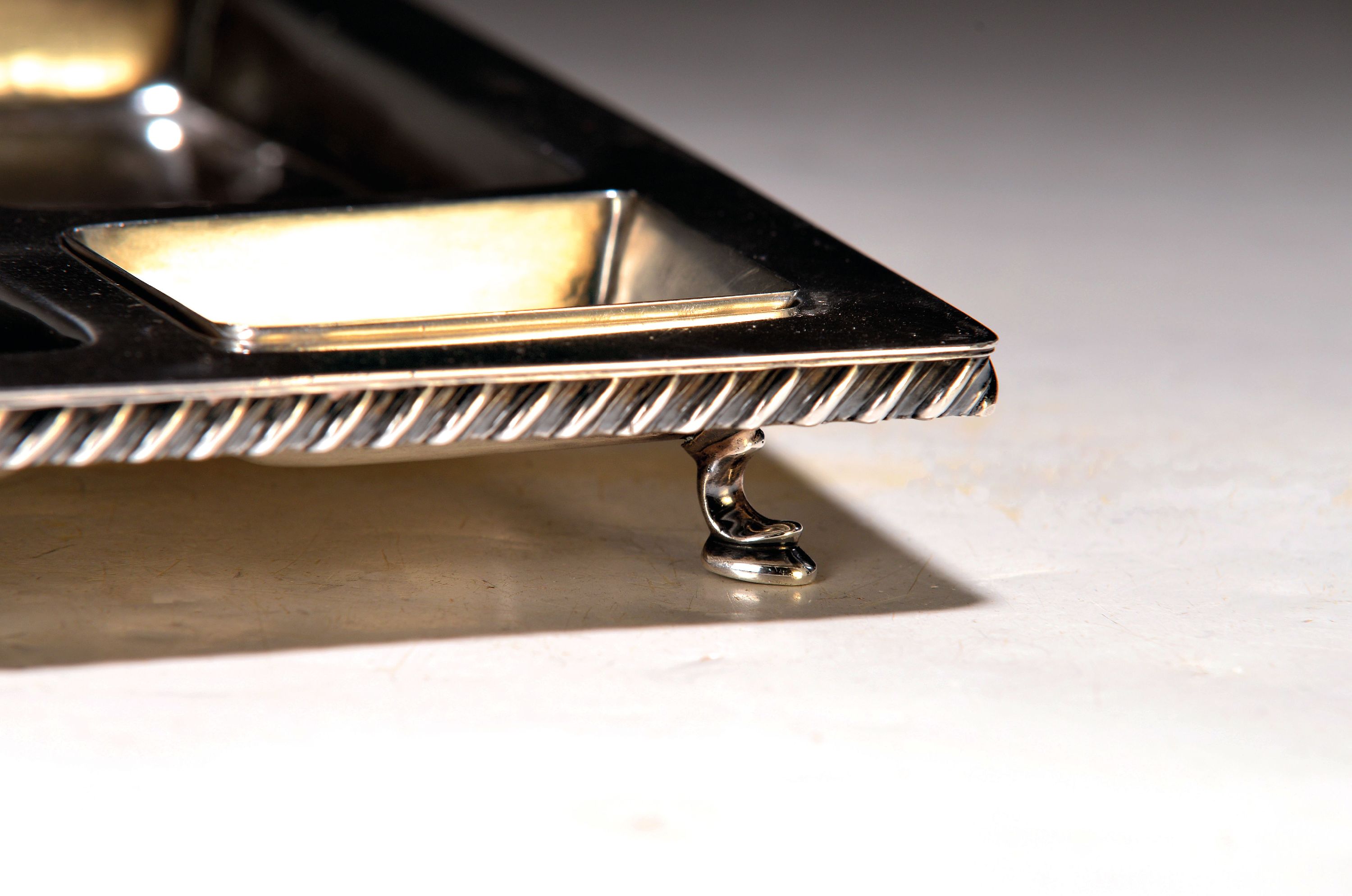 Detail a: Schreibtischaufsatz/Schale, Sterlingsilber, wohl um 1900, umlaufende Kordelbandeinlage, drei Feldereinteilungen, kleine Schale mit zusätzlichem ...