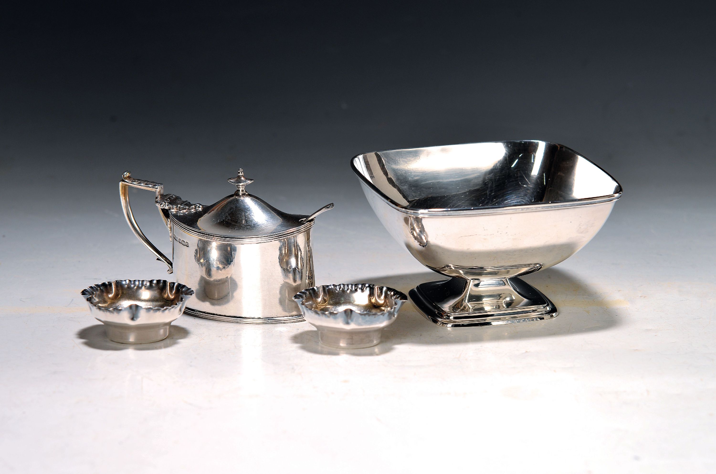 Image 27061099 - Vier Teile silbernes Tafelzubehör, Sterlingsilber, um 1900 und später, Senfgefäß, ...