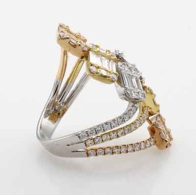 27061004a - Ring mit Diamanten und Brillanten, WG/GG/RG 750/000, Diamantbaguettes zus. ca. 1.44 ct ...