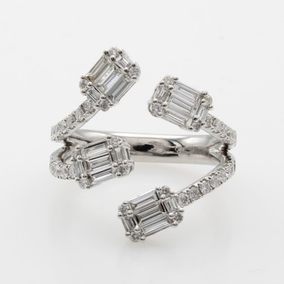 Image Ring mit Diamanten und Brillanten, WG 750/ 000, Diamantbaguettes zus. ca. 0.68 ct u. ...