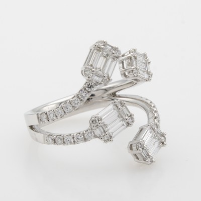 27061011b - Ring mit Diamanten und Brillanten, WG 750/ 000, Diamantbaguettes zus. ca. 0.68 ct u. ...
