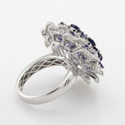 27061017b - Ring mit Saphiren und Brillanten, WG 750/000, Saphire v. sehr schöner Farbe in versch. ...