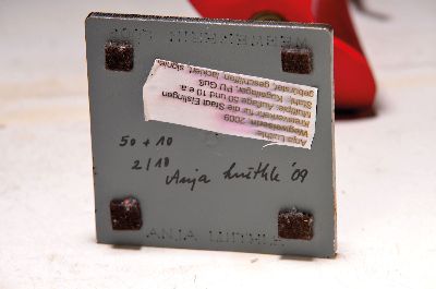 27061023a - Anja Luithle, geb. 1868 Offenbach am Main, Kleidfigur, Wegweiserin 2009, PU-Guß, ...