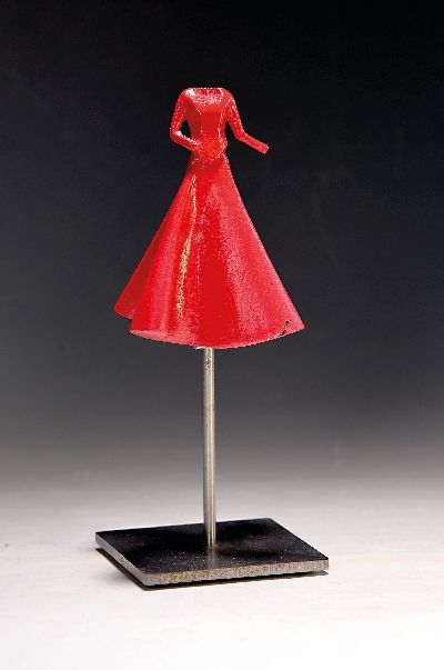 27061023k - Anja Luithle, geb. 1868 Offenbach am Main, Kleidfigur, Wegweiserin 2009, PU-Guß, ...