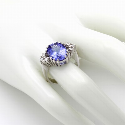 27061053b - Ring mit Tansanit und Brillanten, WG 585/000, ovaler Tansanit ca. 4.98 ct, 6 Brill. zus. ...