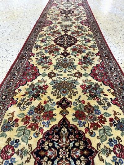 27061060e - Ghom Kork, Persien, Ende 20.Jhd, Korkwolle auf Baumwolle, ca. 400 x 78 cm, ...