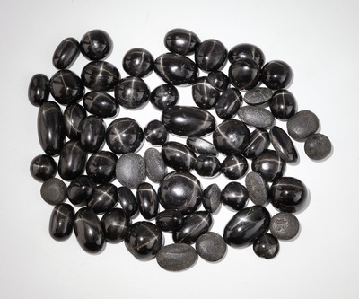 27061063a - Lot 63 lose Sternsaphire, zus. ca. 220.50 ct, oval und rund Cabochons in versch. ...