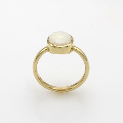 27061067a - Ring mit australischem Opal, GG 585/000, ovaler Opal in glatter Fassung, M. ca. 11x9 mm, ...