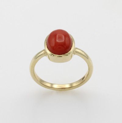 27061069a - Ring mit Koralle, GG 585/000, ovale Koralle in glatter Fassung, M. ca. 11 x 9 mm, RW ca. ...
