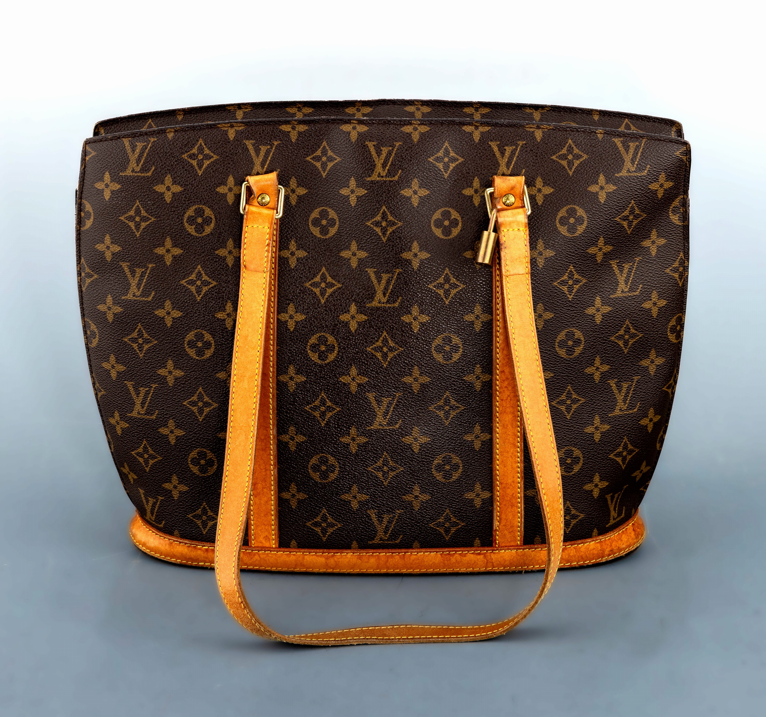 Detail a: LOUIS VUITTON Tasche, "Babylone Tote Bag", Monogram Canvas, Besätze und 2 Tragehenkel naturfarb. Leder, Monturen Messing verg., innen ...