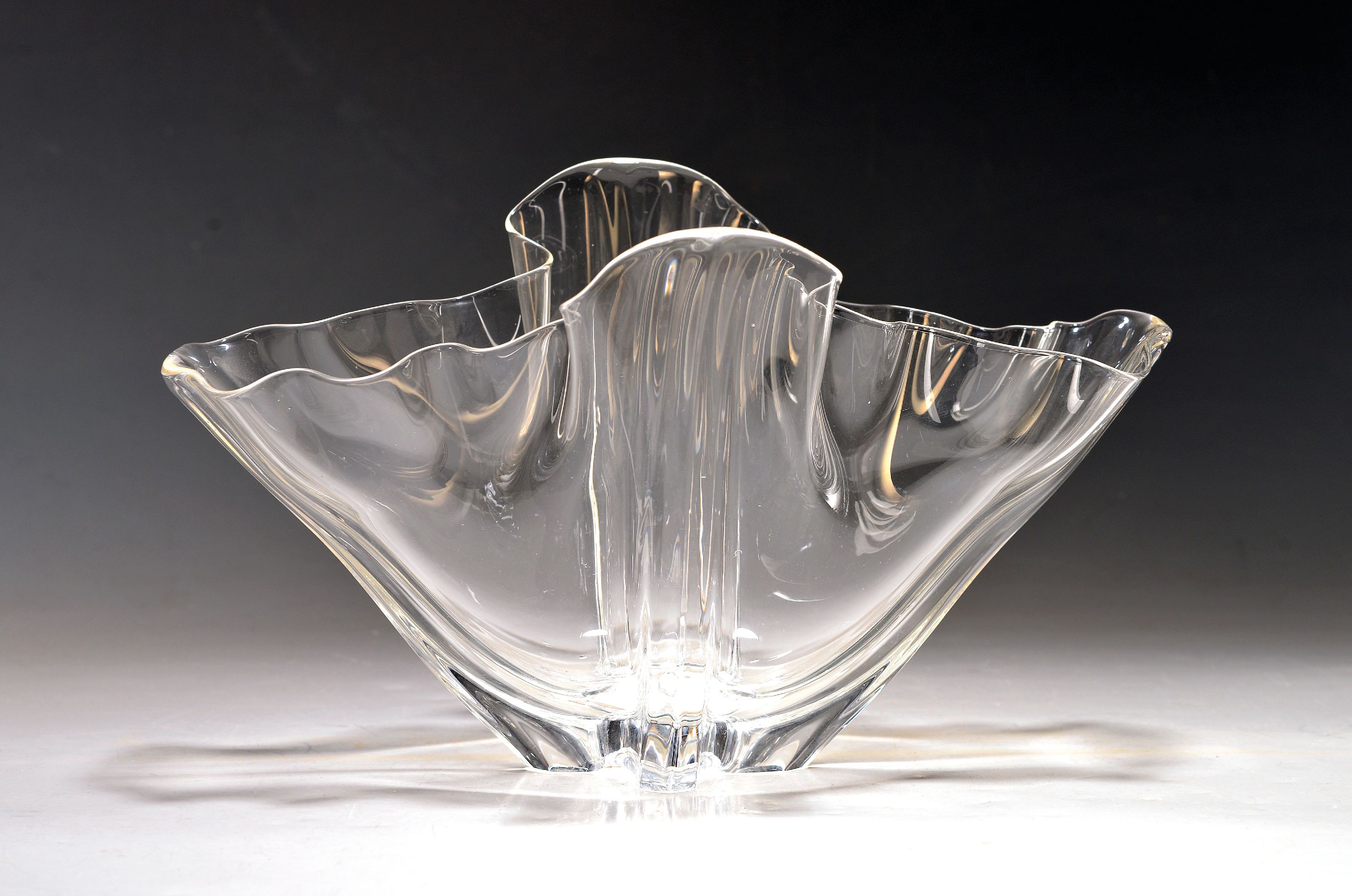 Taschentuchvase, Steuben, Entwurf Frederck Carder, USA, 20. Jh., farbloses Glas, am Boden signiert, ca. 17.5 x 31 x 16 cm