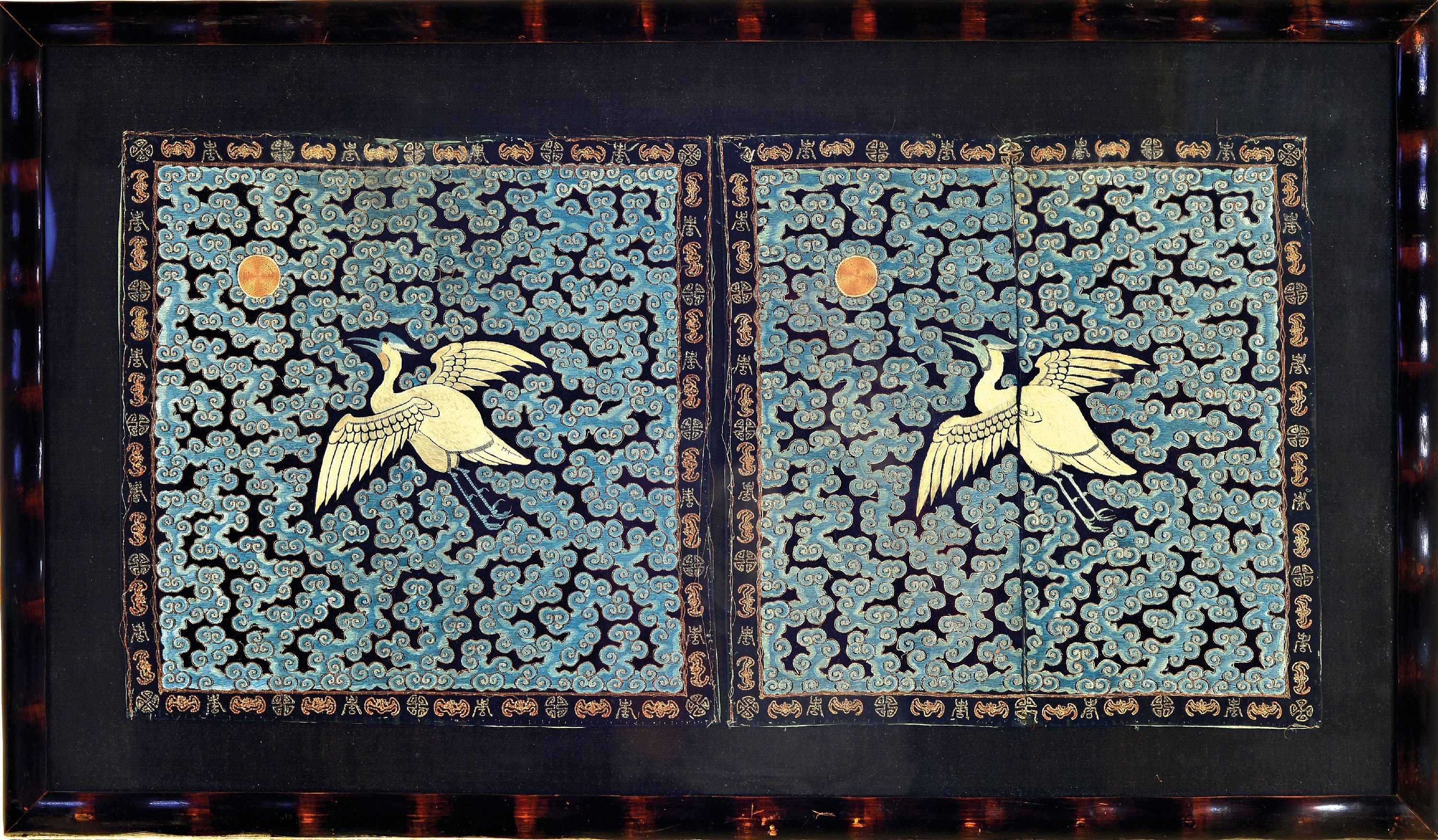 Image 27061122 - 4 Blattstichstickereien, China, um 1900, 2x Kranich in Wolken, je ca. 30x30cm, 2x Vogel ...