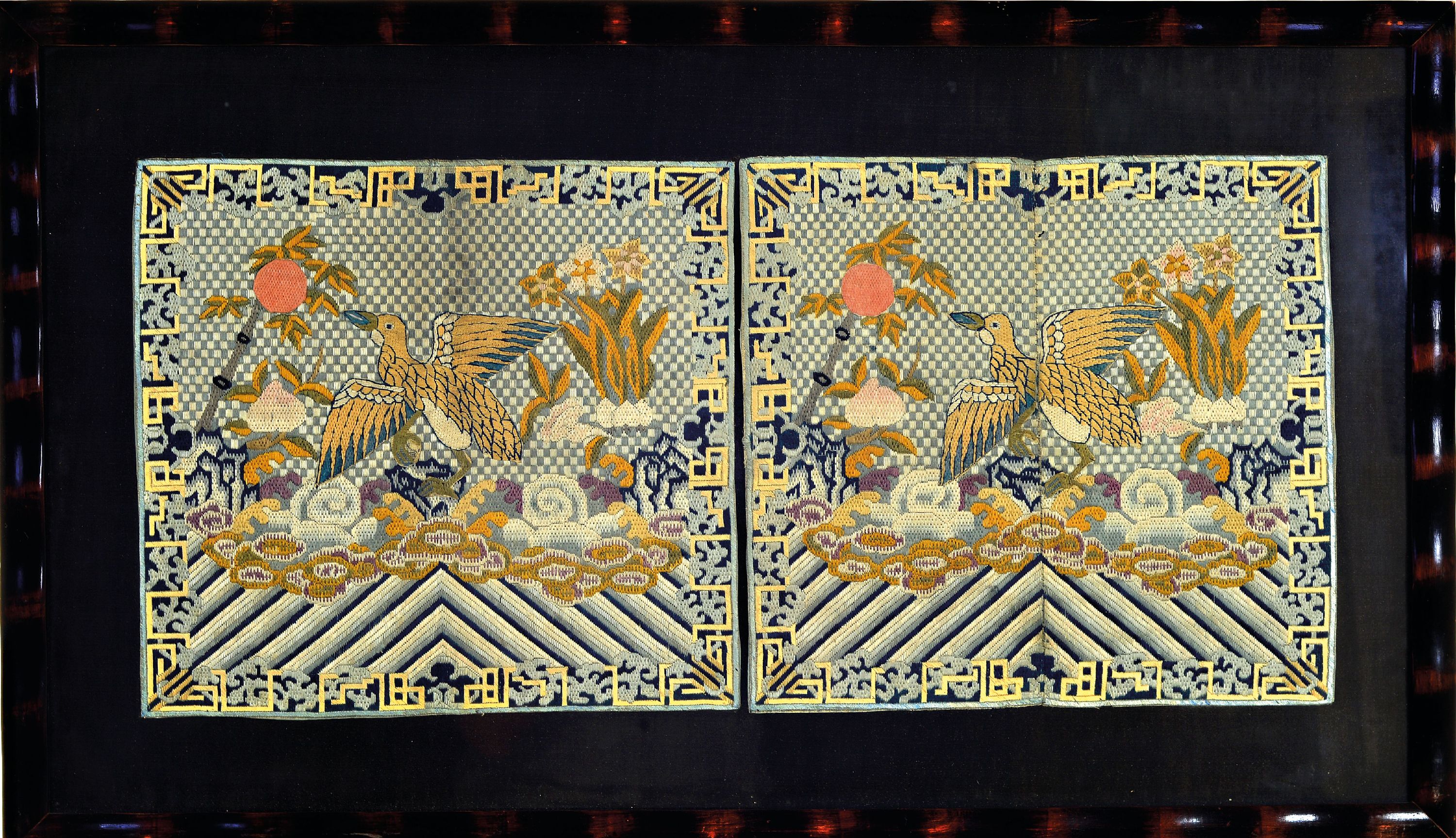 Detail a: 4 Blattstichstickereien, China, um 1900, 2x Kranich in Wolken, je ca. 30x30cm, 2x Vogel in Landschaft zur Sonne auffliegend, je ca. 27x30cm, immer 2 ...