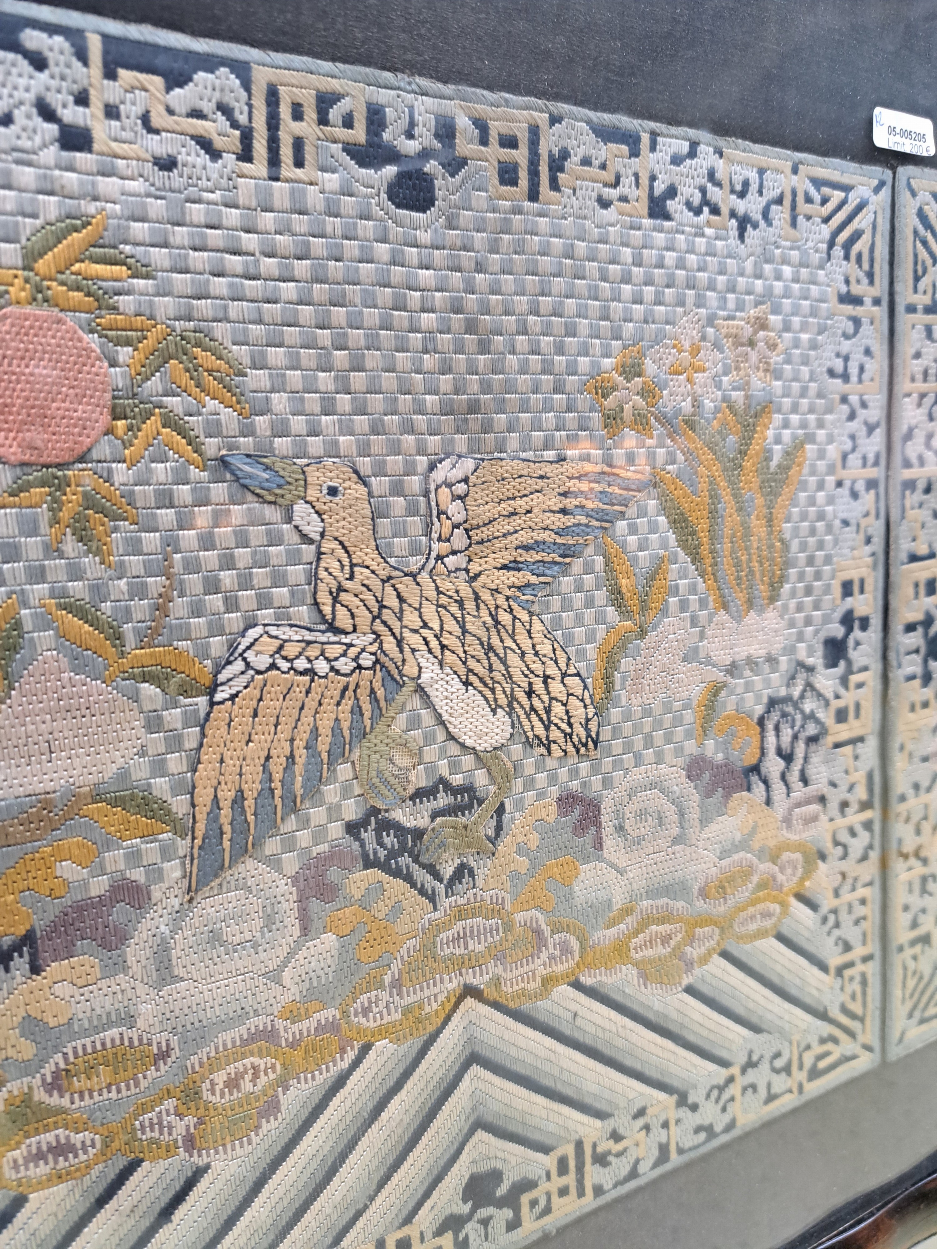 Detail f: 4 Blattstichstickereien, China, um 1900, 2x Kranich in Wolken, je ca. 30x30cm, 2x Vogel in Landschaft zur Sonne auffliegend, je ca. 27x30cm, immer 2 ...