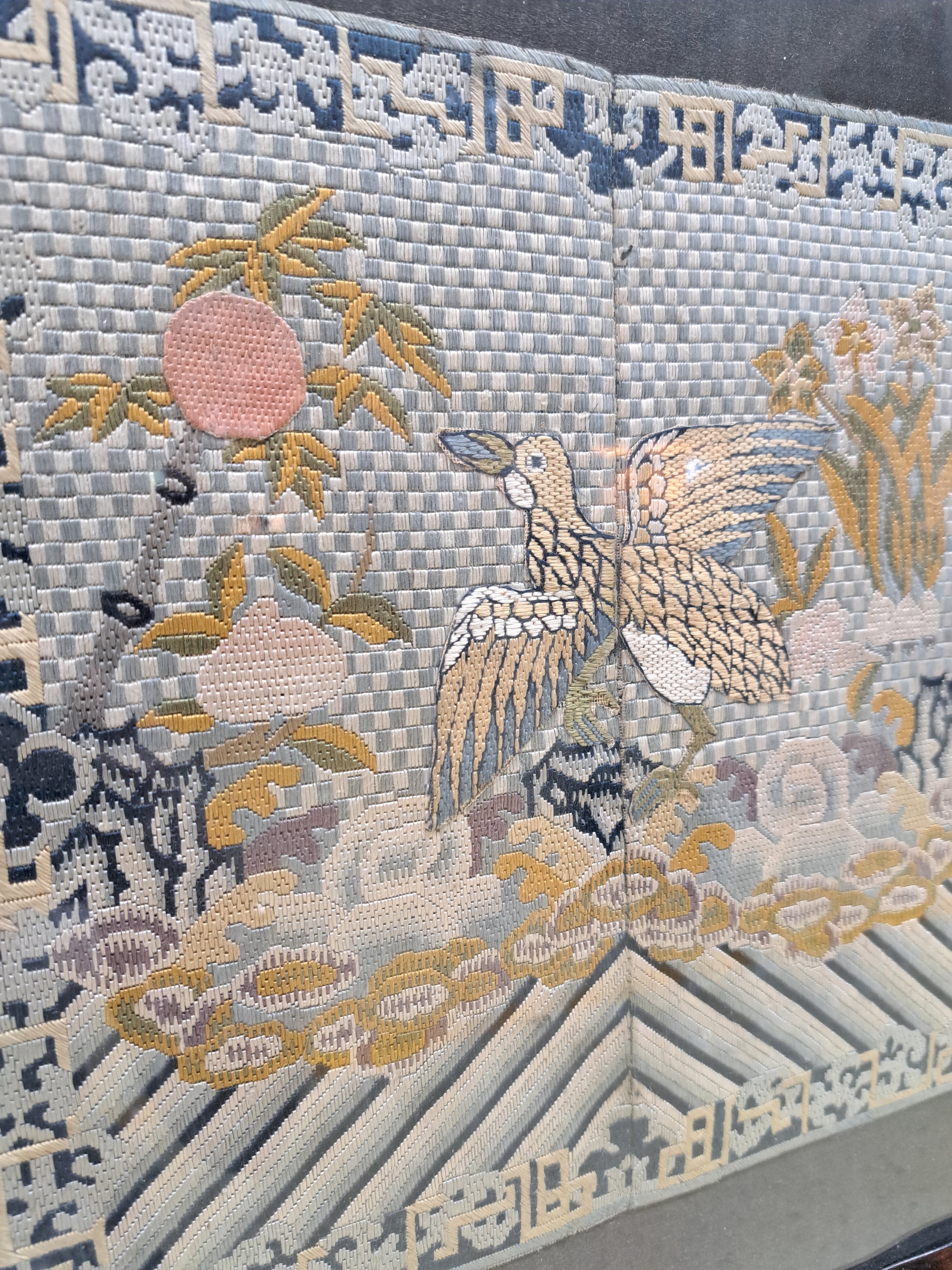 Detail g: 4 Blattstichstickereien, China, um 1900, 2x Kranich in Wolken, je ca. 30x30cm, 2x Vogel in Landschaft zur Sonne auffliegend, je ca. 27x30cm, immer 2 ...