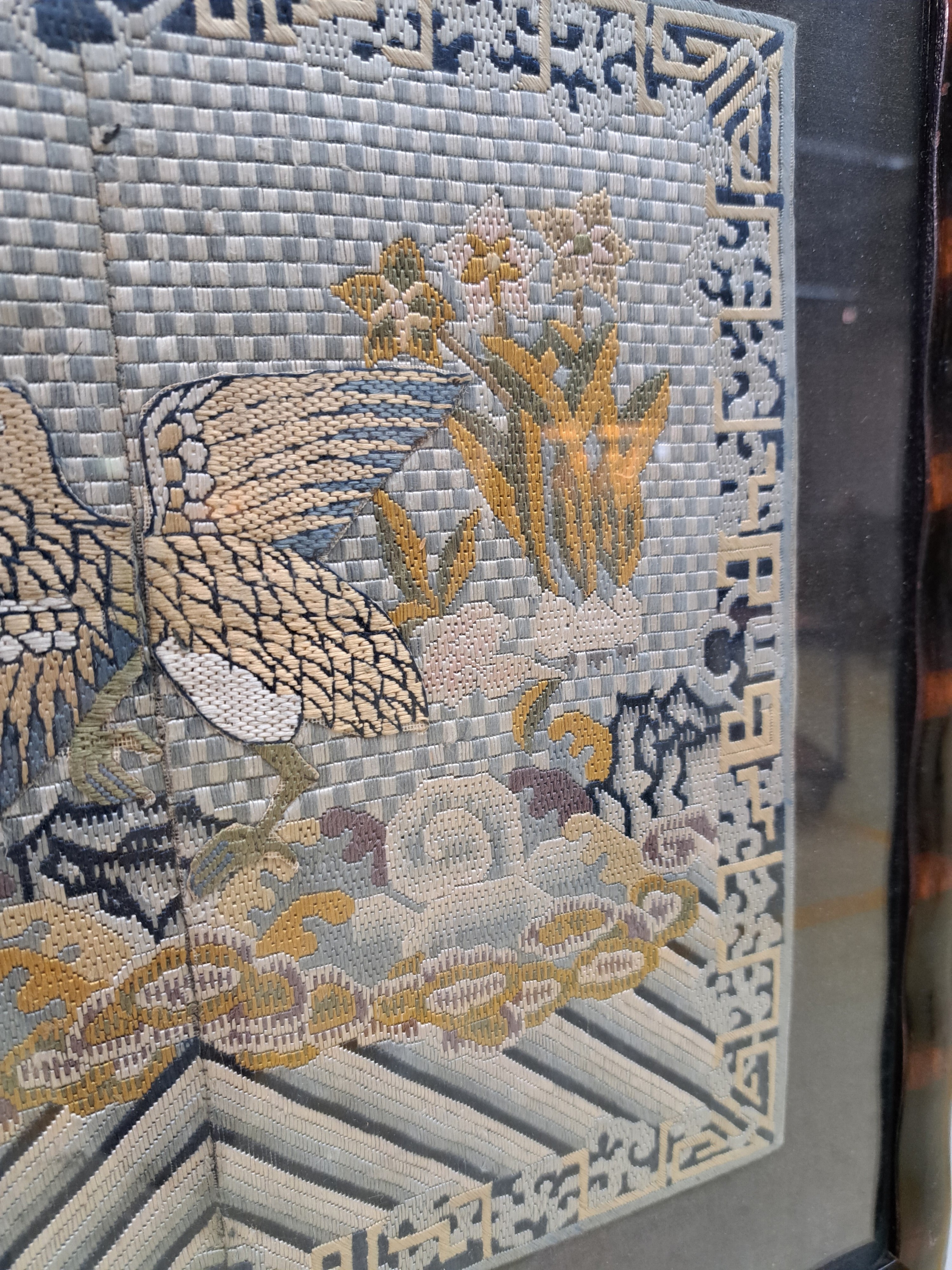 Detail h: 4 Blattstichstickereien, China, um 1900, 2x Kranich in Wolken, je ca. 30x30cm, 2x Vogel in Landschaft zur Sonne auffliegend, je ca. 27x30cm, immer 2 ...