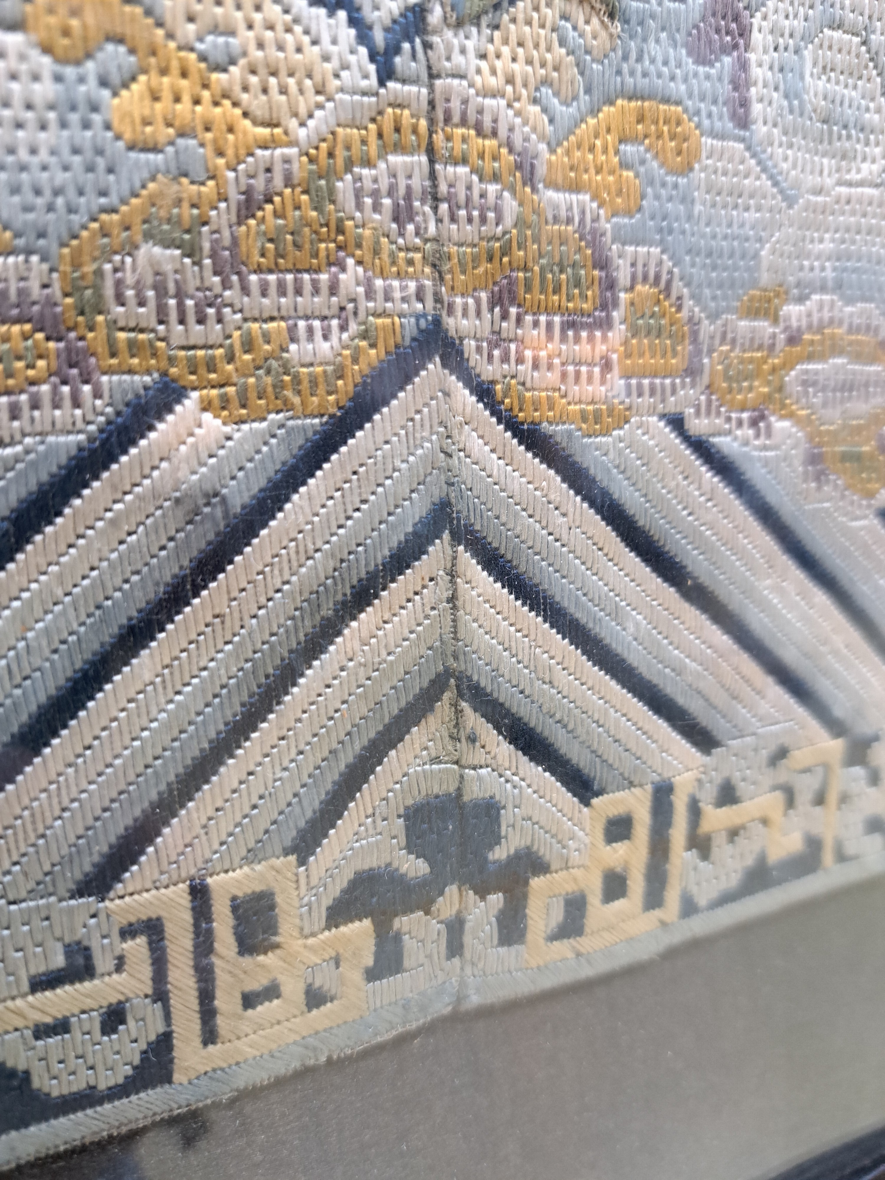 Detail i: 4 Blattstichstickereien, China, um 1900, 2x Kranich in Wolken, je ca. 30x30cm, 2x Vogel in Landschaft zur Sonne auffliegend, je ca. 27x30cm, immer 2 ...