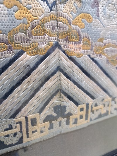 27061122i - 4 Blattstichstickereien, China, um 1900, 2x Kranich in Wolken, je ca. 30x30cm, 2x Vogel ...