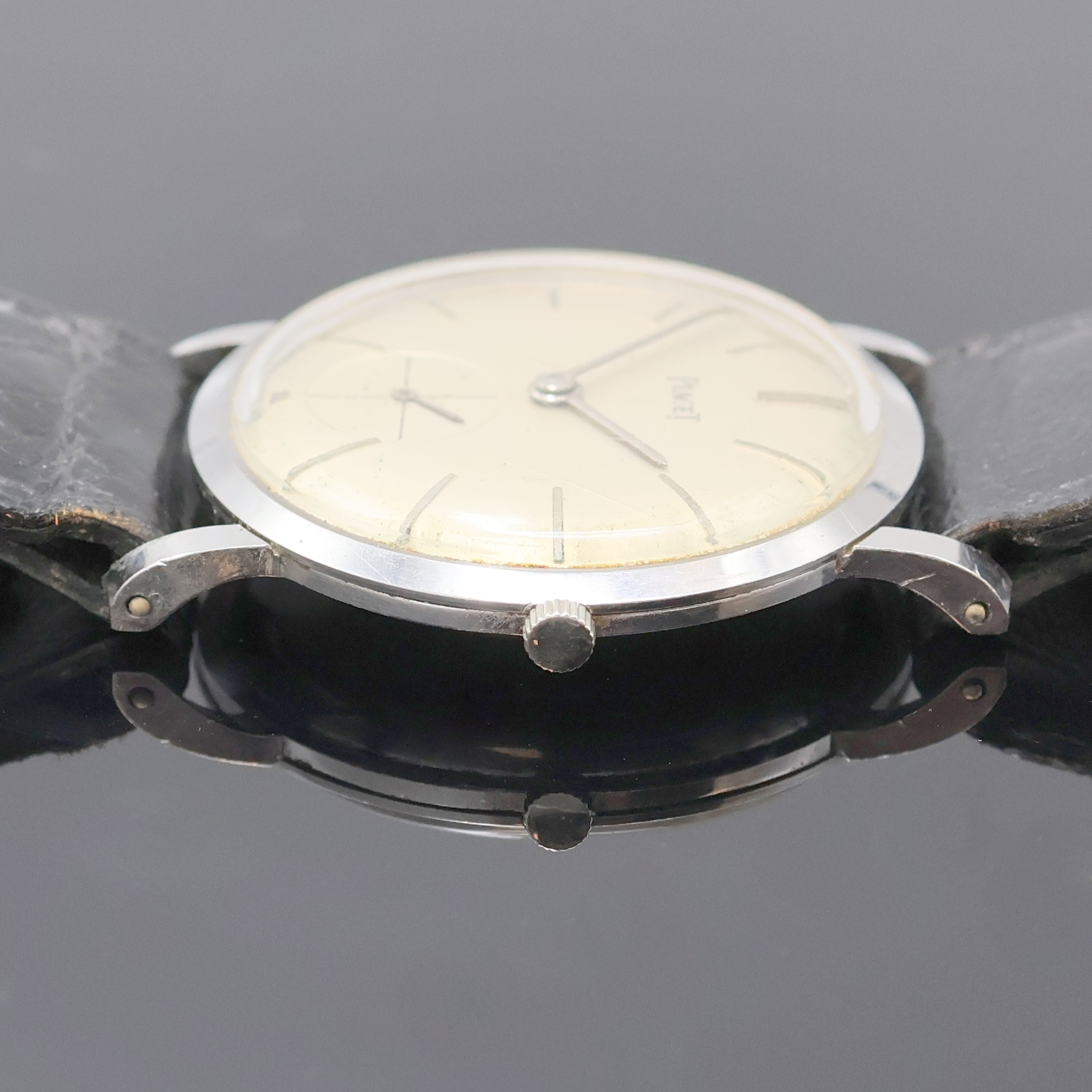 Detail d: PIAGET seltene Armbanduhr in Stahl Referenz 10821, Schweiz 1960er Jahre, 3-teil. Geh., Boden und Glasrand aufgedr., silb. Zifferbl. m. aufgel. ...