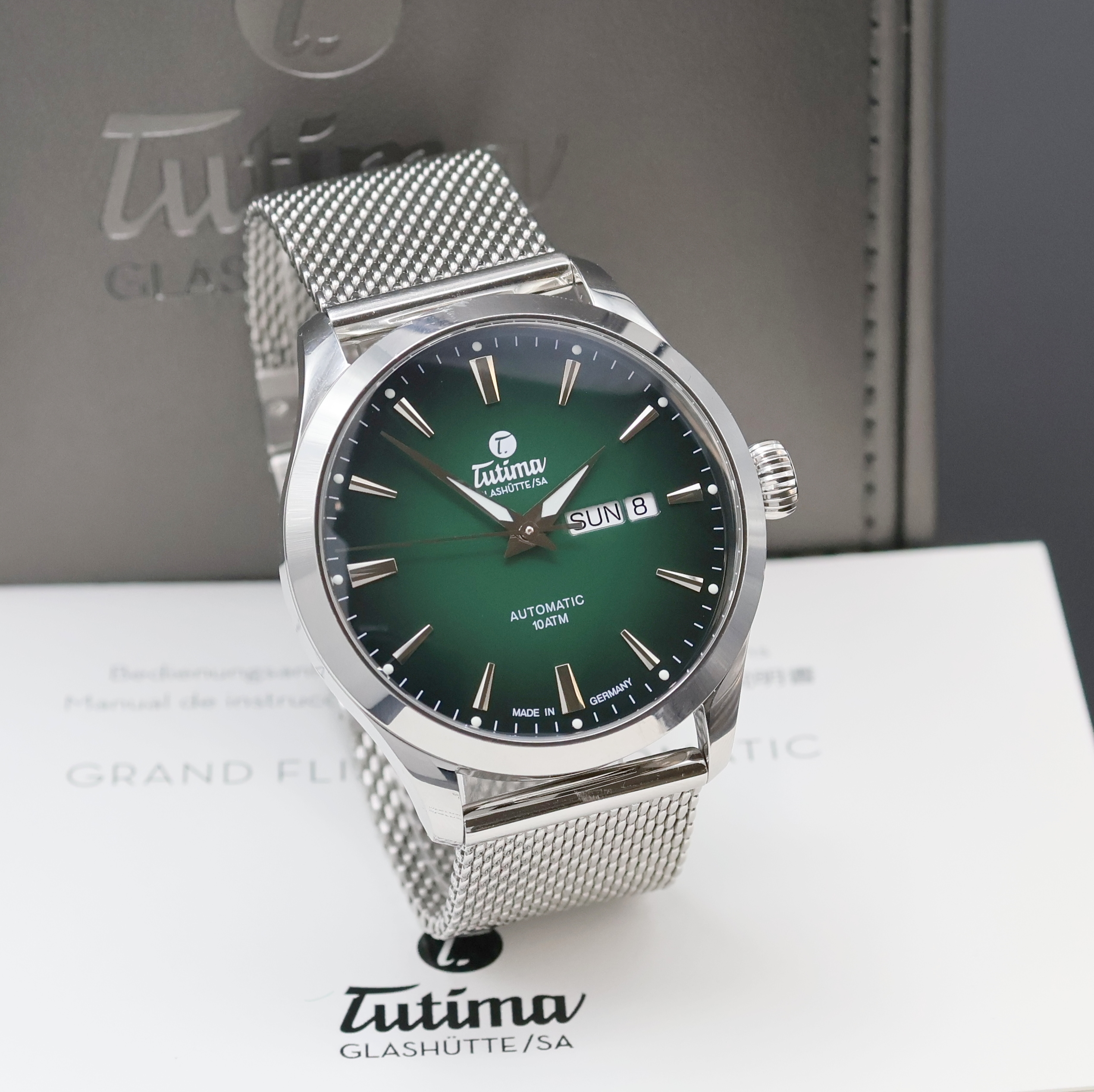 Detail b: TUTIMA Grand Flieger Herrenarmbanduhr in Stahl Referenz 6105-24, Deutschland verk. lt. beil. Pap. 09/2023, Automatik, beids. vergl. Geh. inkl. orig. ...
