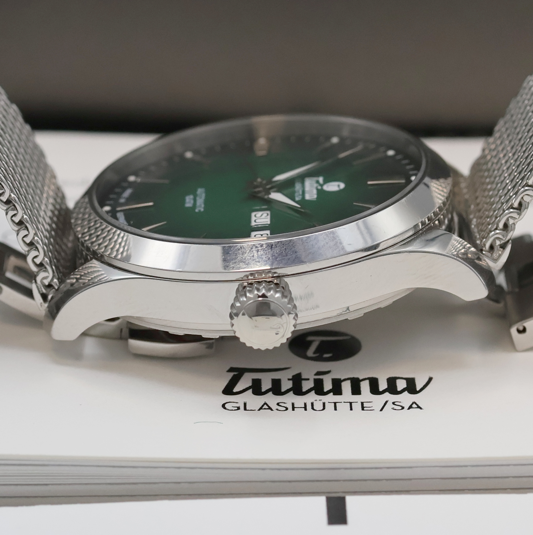 Detail d: TUTIMA Grand Flieger Herrenarmbanduhr in Stahl Referenz 6105-24, Deutschland verk. lt. beil. Pap. 09/2023, Automatik, beids. vergl. Geh. inkl. orig. ...
