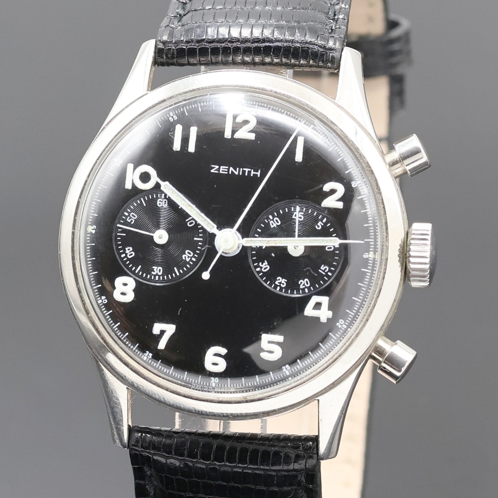 Detail a: ZENITH seltener Military Schaltradchronograph in Stahl, Schweiz 1950er Jahre, Handaufzug, Boden verschr., schwarzes Kontrastzifferbl. rest., vers. ...