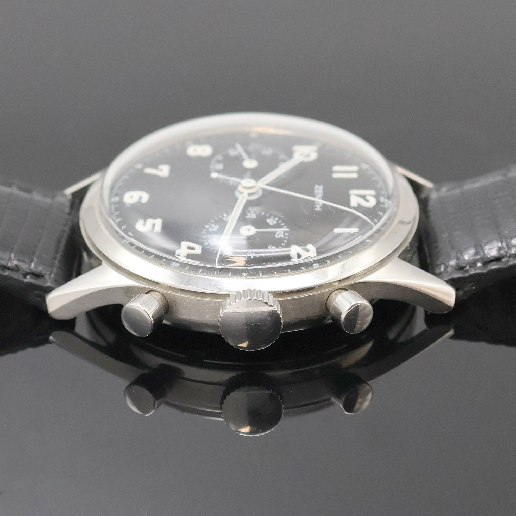 Detail c: ZENITH seltener Military Schaltradchronograph in Stahl, Schweiz 1950er Jahre, Handaufzug, Boden verschr., schwarzes Kontrastzifferbl. rest., vers. ...