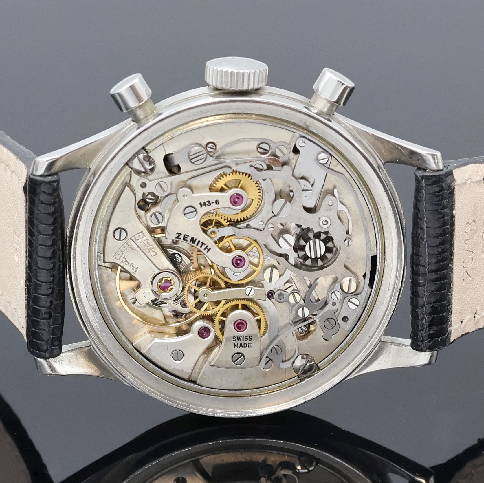 Detail e: ZENITH seltener Military Schaltradchronograph in Stahl, Schweiz 1950er Jahre, Handaufzug, Boden verschr., schwarzes Kontrastzifferbl. rest., vers. ...